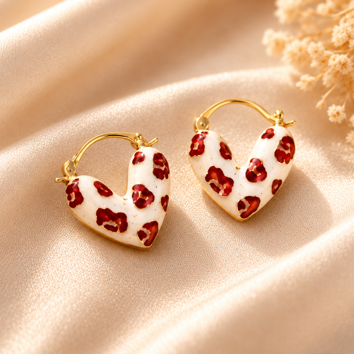 Boucles d’oreilles cœur léopard rouge et blanc – détail 4