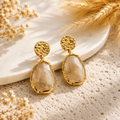 Boucles d’oreilles dorées pendantes pierre – détail 2