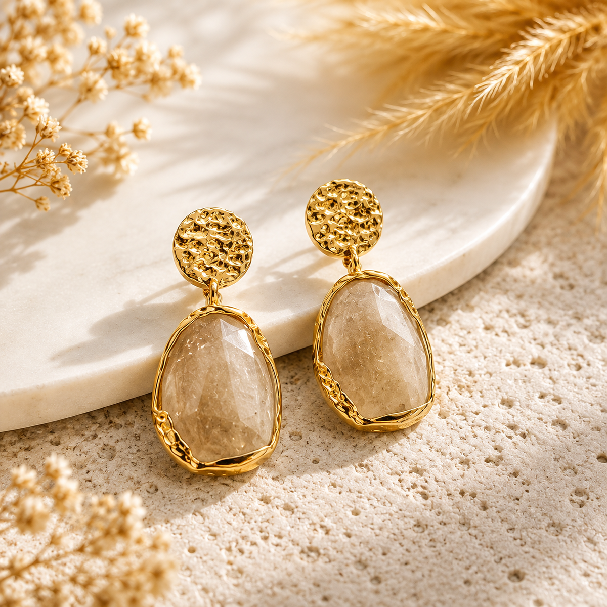 Boucles d’oreilles dorées pendantes pierre – détail 2