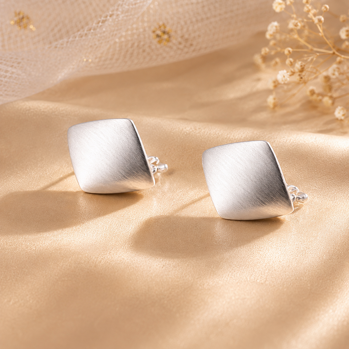 Boucles d’oreilles carrées argentées – détail 3