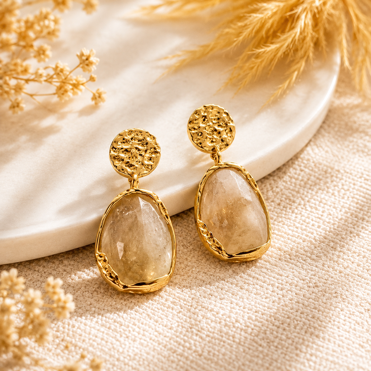 Boucles d’oreilles dorées pendantes pierre – détail 4