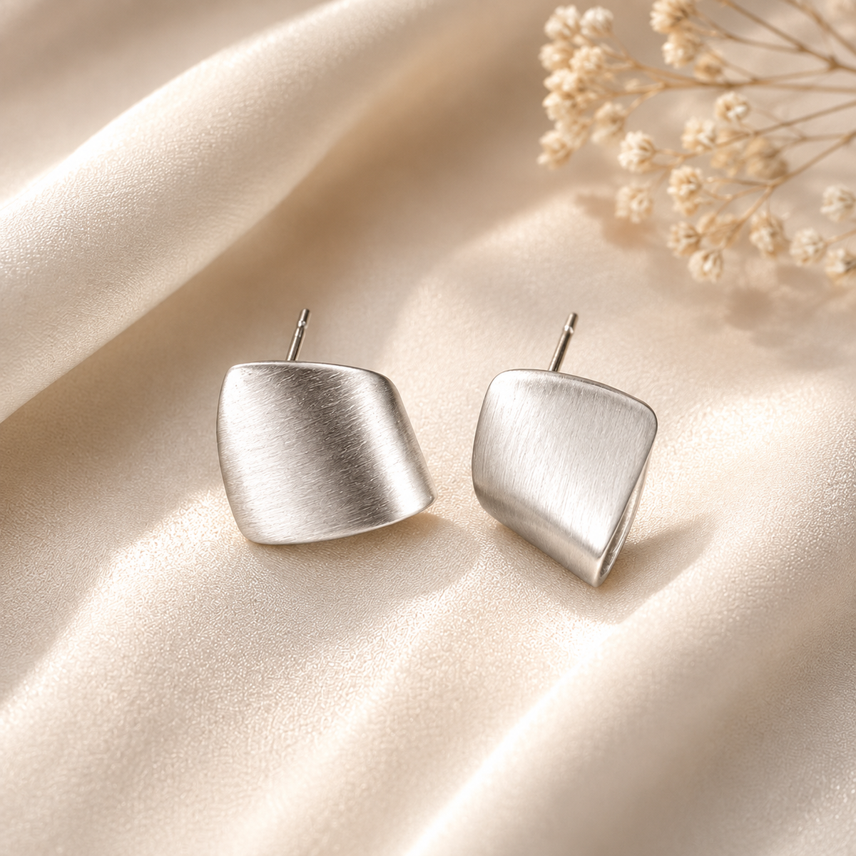 Boucles d’oreilles carrées argentées – détail 4