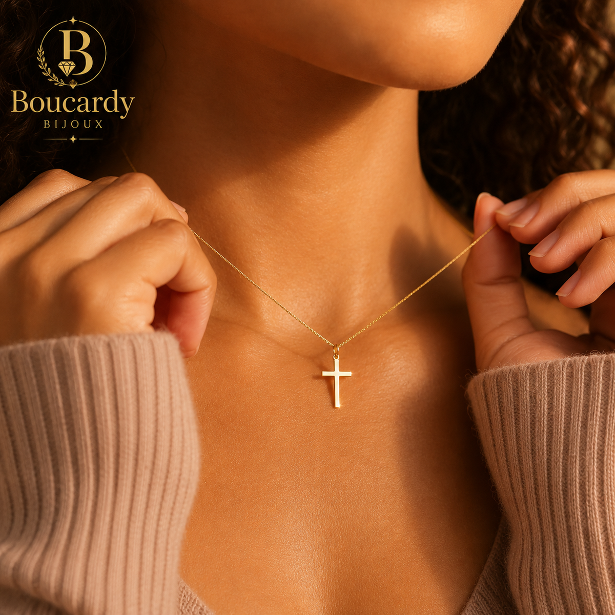 Collier croix dorée minimaliste – vue principale