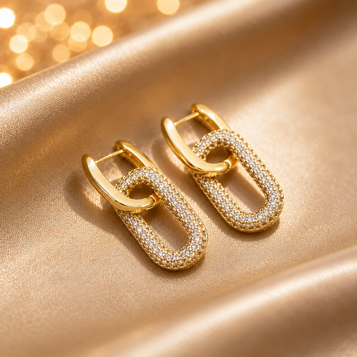 Boucles d’oreilles dorées à maillons avec – détail 2