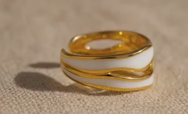 Bague Femme Ajustable Plaqué Or 18K – Émail Blanc Design Vague Chic